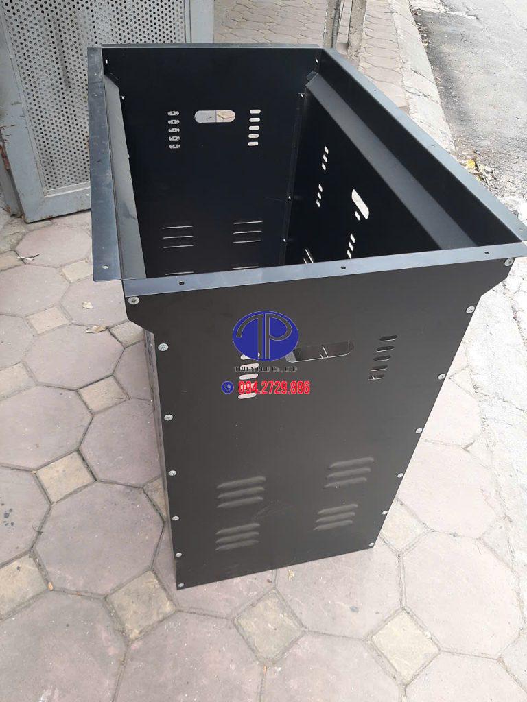 Chân bàn được thiết kế chắc chắn