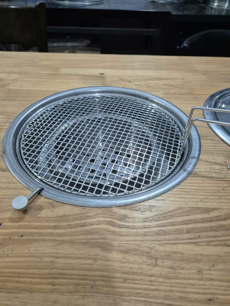 Vỉ nướng chống dính inox 304 nhà hàng BBQ giá rẻ, Vỉ nướng chống dính inox 304 nhà hàng BBQ ở Hà Nội, Vỉ nướng chống dính inox 304 ở HCM, Vỉ nướng chống dính inox 304 ở Đồng Nai, Vỉ nướng chống dính inox 304 ở Bình Dương, Vỉ nướng chống dính inox 304 ở Lâm Đồng, Vỉ nướng chống dính inox 304 ở Đà Lạt, Vỉ nướng chống dính inox 304 ở Vũng Tàu, Vỉ nướng chống dính inox 304 ở Bà Rịa, Vỉ nướng chống dính inox 304 ở Gò Vấp, Vỉ nướng chống dính inox 304 ở Bình Dương, Vỉ nướng chống dính inox 304 ở Cần Thơ, Vỉ nướng chống dính inox 304 ở Quận 1, Vỉ nướng chống dính inox 304 ở quận 12, Vỉ nướng chống dính inox 304 ở Thủ Đức, Vỉ nướng chống dính inox 304 ở Đà Nẵng, Vỉ nướng chống dính inox 304 ở Phú Quốc, Vỉ nướng chống dính inox 304 ở Phan Thiết, Vỉ nướng chống dính inox 304 ở Huế, Vỉ nướng chống dính inox 304 ở Nha Trang, Vỉ nướng chống dính inox 304 ở Khánh Hòa, Vỉ nướng chống dính inox 304 ở Ninh Bình, Vỉ nướng chống dính inox 304 ở Hải Dương, Vỉ nướng chống dính inox 304 ở Bắc Ninh, Vỉ nướng chống dính inox 304 ở Bắc Giang, Vỉ nướng chống dính inox 304 ở Hà Nam, Vỉ nướng chống dính inox 304 ở Phú Thọ, Vỉ nướng chống dính inox 304 ở Vĩnh Phúc, Vỉ nướng chống dính inox 304 ở Cầu Giấy, Vỉ nướng chống dính inox 304 ở Mỏ Vỉ nướng BBQ chống dính D295mm bằng inox 304 có tay cầm cho bếp nướng hút dương