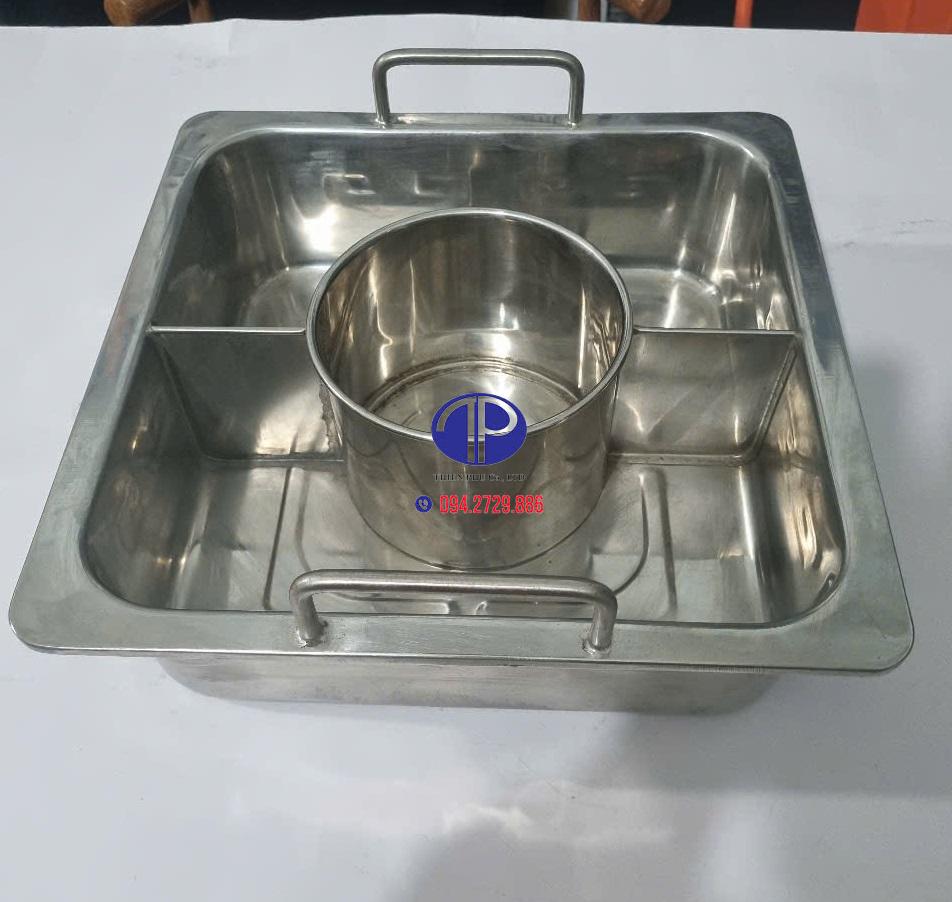 Nồi lẩu được làm bằng chất liệu inox bền bỉ, dễ dàng vệ sinh sau khi sử dụng