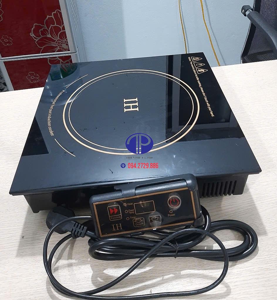 Mẫu bếp từ lẩu ngăn bàn vuông được nhiều nhà hàng lựa chọn hiện nay