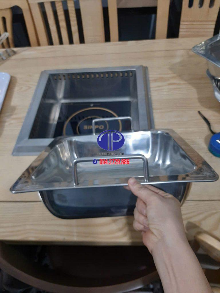 Bếp có tay cầm thuận tiện khi sử dụng