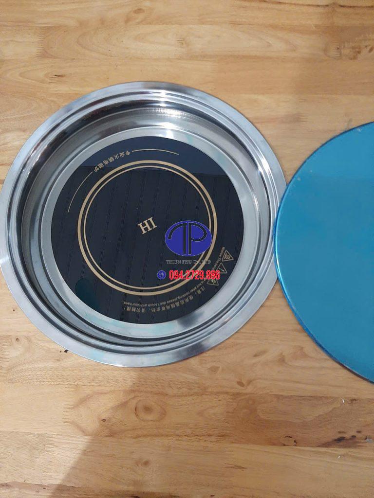 Bề mặt bếp được làm bằng kính cường lực có độ bền tốt dễ dàng vệ sinh