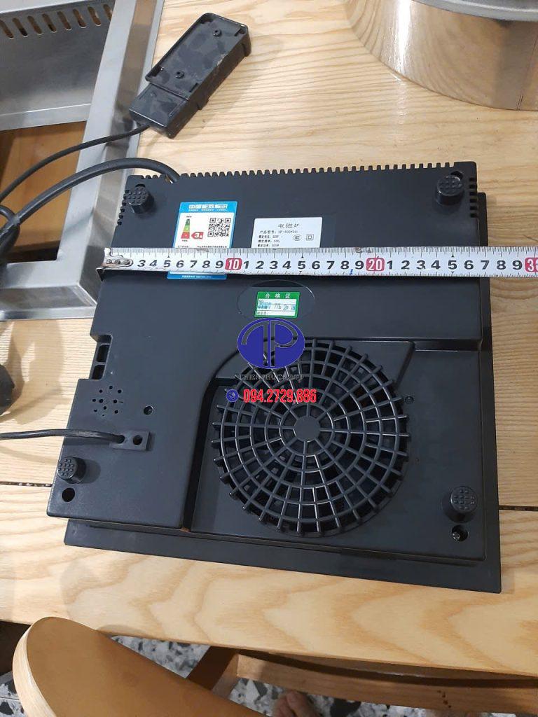 Mặt sau của bếp có quạt tản nhiệt