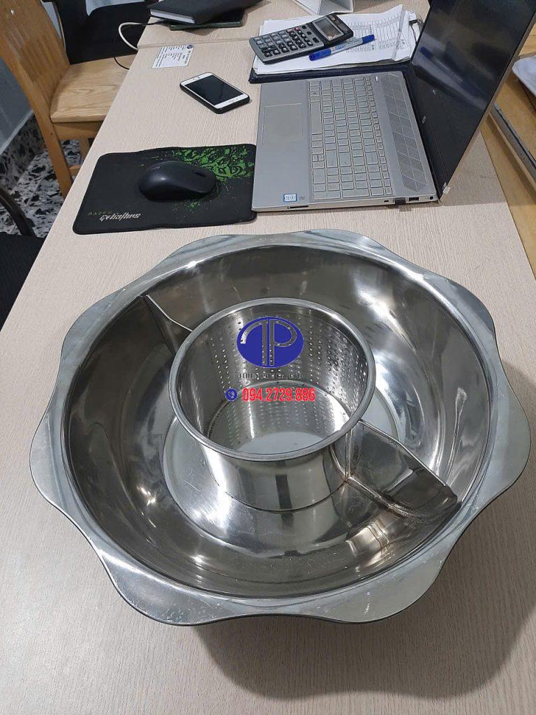 Thiết kế 3 ngăn riêng biệt giúp phục vụ nhiều hương vị lẩu khác nhau cùng lúc